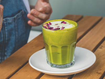 Thé matcha : bienfaits & conseils pour bien le préparer